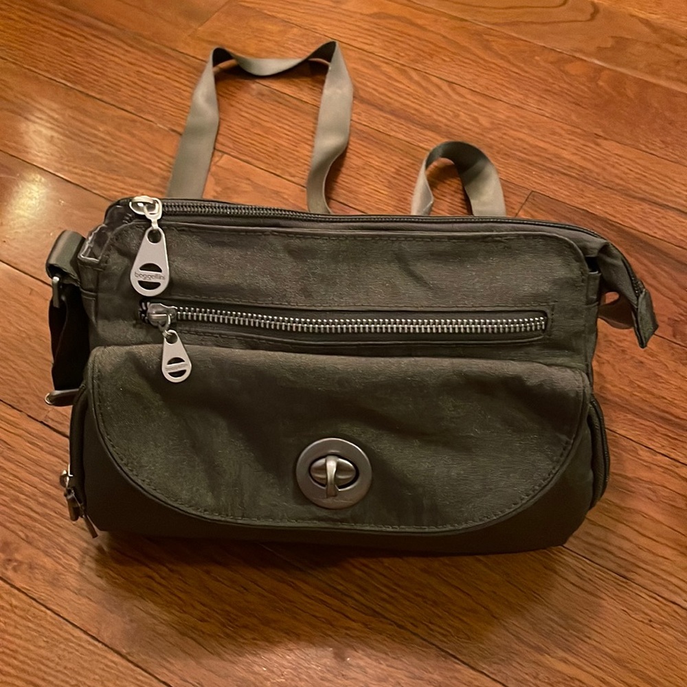 Baggalini crossbody bag grey material.